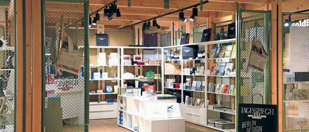 Voller Geschenke. Der Tagesspiegel-Shop im Bikini-Haus. Foto: Thilo Rückeis