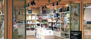 Voller Geschenke. Der Tagesspiegel-Shop im Bikini-Haus. Foto: Thilo Rückeis