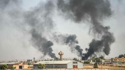 Ein Bild vom türkischen Akcakale aufgenommenes Bild zeigt den Rauch auf der syrischen Seite. Ankaras Luftwaffe bombardiert die dortige Kurdenregion.