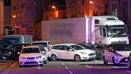 Ein Lastwagen ist im hessischen Limburg auf mehrere vor einer roten Ampel vor dem Landgericht stehende Fahrzeuge aufgefahren. 