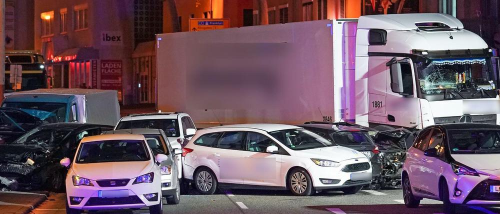 Ein Lastwagen ist im hessischen Limburg auf mehrere vor einer roten Ampel vor dem Landgericht stehende Fahrzeuge aufgefahren. 
