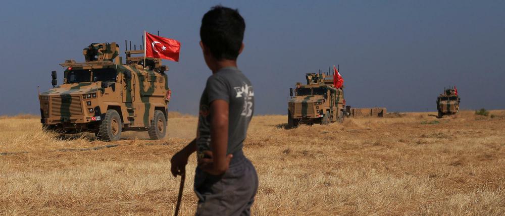 Türkische gepanzerte Fahrzeuge patrouillieren in der sogenannten "Sicherheitszone" auf der syrischen Seite der Grenze zur Türkei.