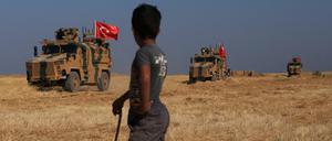 Türkische gepanzerte Fahrzeuge patrouillieren in der sogenannten "Sicherheitszone" auf der syrischen Seite der Grenze zur Türkei. 