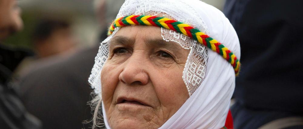 Eine kurdische Frau nimmt an einer Demonstration vor dem Europäischen Parlament in Brüssel teil.