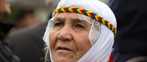 Eine kurdische Frau nimmt an einer Demonstration vor dem Europäischen Parlament in Brüssel teil.