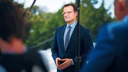 Bekannte Pose. Jens Spahn tritt Angela Merkels Erbe an – mindestens was die Körperhaltung betrifft.