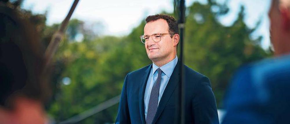 Bekannte Pose. Jens Spahn tritt Angela Merkels Erbe an – mindestens was die Körperhaltung betrifft.