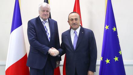 Der türkische Außenminister Mevlut Cavusoglu (r) und Bundesinnenminister Horst Seehofer (l, CDU) am Samstag in Ankara. 