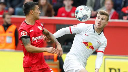 Unentschieden. Der Leverkusener Charles Aranguiz (l.) und der Leipziger Timo Werner kämpfen um den Ball.