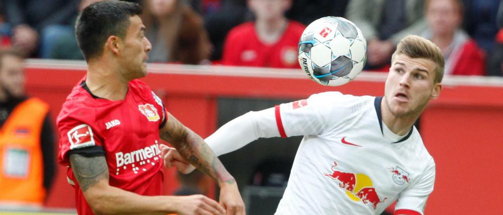 Unentschieden. Der Leverkusener Charles Aranguiz (l.) und der Leipziger Timo Werner kämpfen um den Ball.