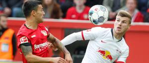 Unentschieden. Der Leverkusener Charles Aranguiz (l.) und der Leipziger Timo Werner kämpfen um den Ball.