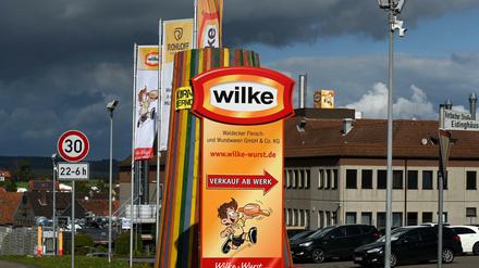 Blick auf die Produktionsgebäude des Fleischherstellers Wilke Wurstwaren. Hier steht die Produktion still. 