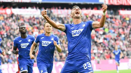 Blau triumphiert bei den roten Bayern. Der Jubel nach dem ersten Tor von Hoffenheim durch Sargis Adamya (vorn). 