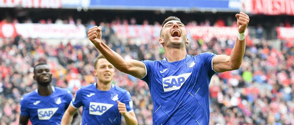 Blau triumphiert bei den roten Bayern. Der Jubel nach dem ersten Tor von Hoffenheim durch Sargis Adamya (vorn).