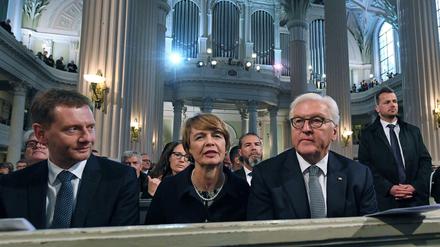 Bundespräsident Frank-Walter Steinmeier und seine Ehefrau Elke Büdenbender nehmen in der Nikolaikirche am traditionellen Friedensgebet teil.