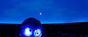 Mit dem aufgehenden Mond beginnt die „Sternstunde“ im Zeiss-Großplanetarium in Prenzlauer Berg.