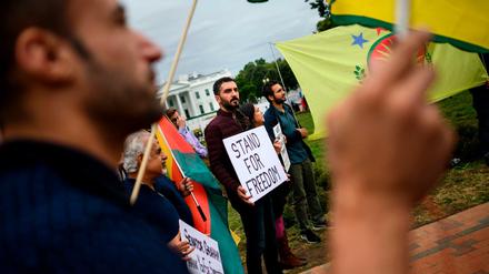 Demonstranten protestieren vor dem Weißen Haus gegen den US-Truppenabzug in Nordsyrien.