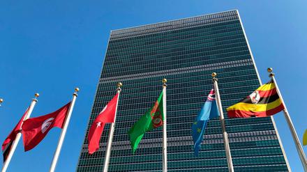 Vor dem Hauptsitz der Vereinten Nationen während der 74. Sitzung der Generalversammlung. Dort warnt Generalsekretär Guterres vor einer Finanzkrise.