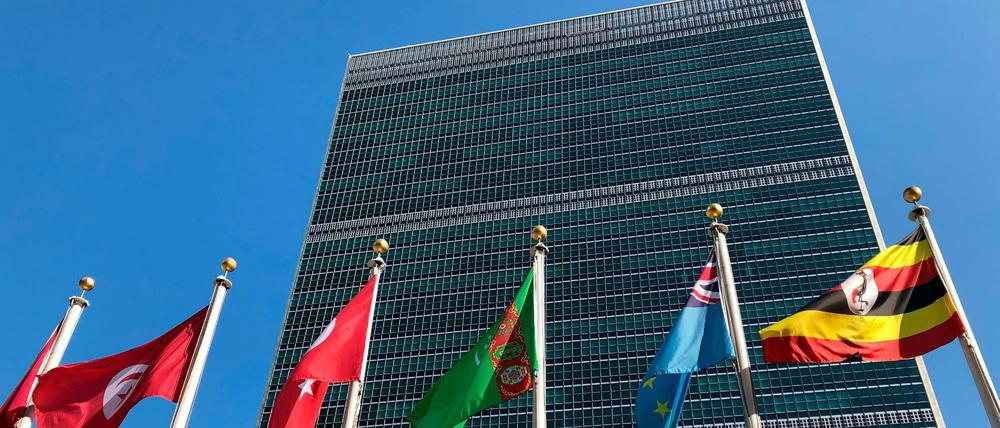 Vor dem Hauptsitz der Vereinten Nationen während der 74. Sitzung der Generalversammlung. Dort warnt Generalsekretär Guterres vor einer Finanzkrise.