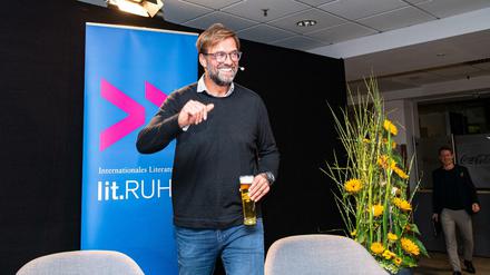 Prost. Auch Klopp kommt zur Vorstellung von Watzkes Biografie.