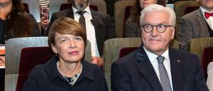 Bundespräsident Frank-Walter Steinmeier mit seiner Frau Elke Büdenbender beim Leipziger Festakt