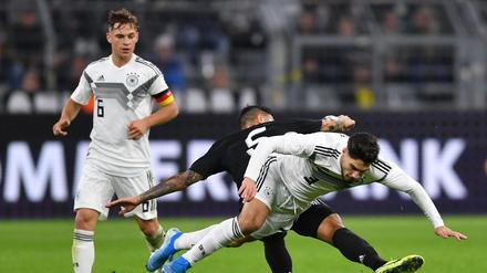 Umkämpftes Duell. Deutschland, hier Suat Serdar (r.) und der Argentinier Leandro Paredes (l) , gab eine 2:0-Führung noch aus der Hand. 