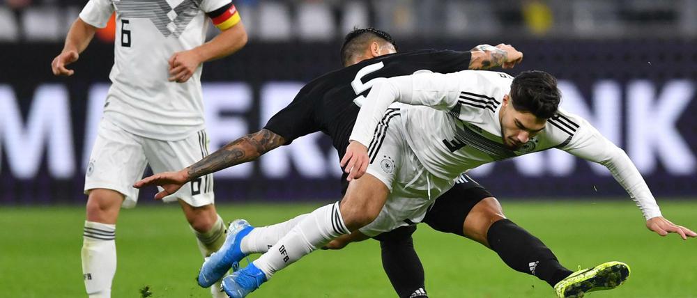 Umkämpftes Duell. Deutschland, hier Suat Serdar (r.) und der Argentinier Leandro Paredes (l) , gab eine 2:0-Führung noch aus der Hand.