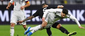 Umkämpftes Duell. Deutschland, hier Suat Serdar (r.) und der Argentinier Leandro Paredes (l) , gab eine 2:0-Führung noch aus der Hand. 