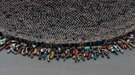 Roman Ondáks Werk „Perfect Society“ (2019) besteht aus Gas- und Wasserrohren
