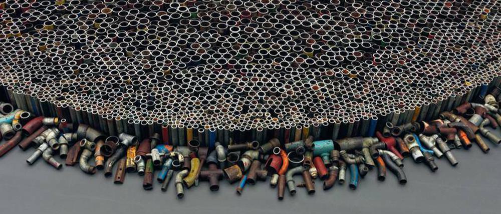 Roman Ondáks Werk „Perfect Society“ (2019) besteht aus Gas- und Wasserrohren