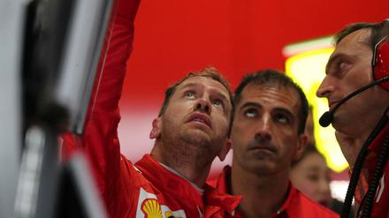 Was macht der Wettergott? Das fragt sich nicht nur Sebastian Vettel (l.).