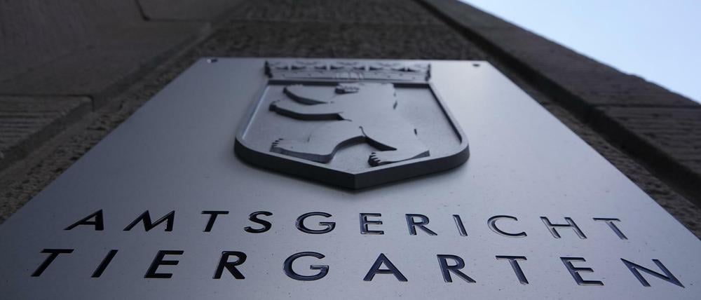 Wegen seiner sexuellen Orientierung und wegen seines Glaubens sollen die fünf Männer den Geschädigten angegriffen haben.