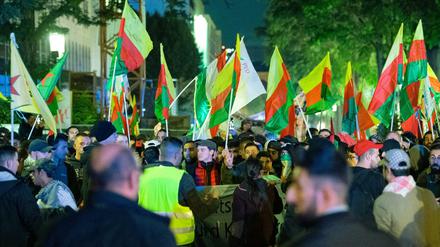 Stuttgart: Demonstranten nehmen an einer Demonstration gegen die türkische Militäroffensive in Nordsyrien teil.