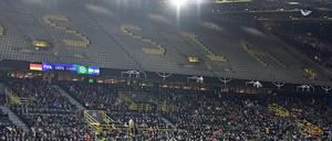  Die große Leere herrschte in einigen Blöcken des ehemaligen Westfalenstadions. 