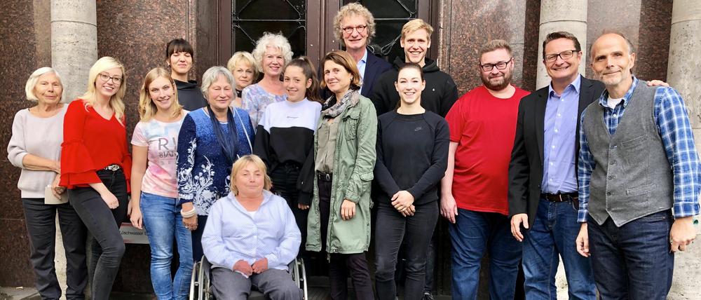 "Investor mit Herz" Michael Kölmel (Bildmitte hinten) inmitten der Mieter am Strausberg Platz 12.