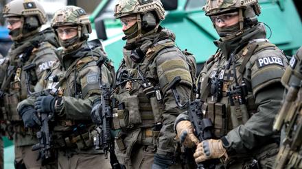 Symbolbild: Polizisten des SEK (Spezialeinsatzkommando) Südbayern nehmen an einer Übung teil.