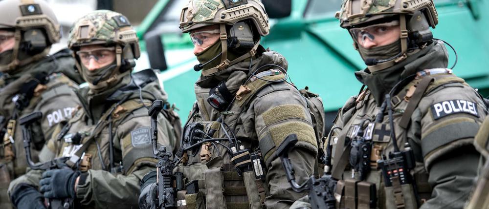 Symbolbild: Polizisten des SEK (Spezialeinsatzkommando) Südbayern nehmen an einer Übung teil.