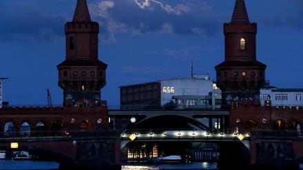 Die Oberbaumbrücke bei Nacht.