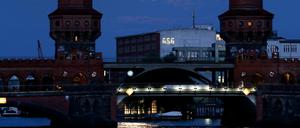Die Oberbaumbrücke bei Nacht.