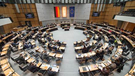Die Berliner Abgeordneten haben sich eine Diätenerhöhung genehmigt, was auch die Versorgungslasten betrifft.