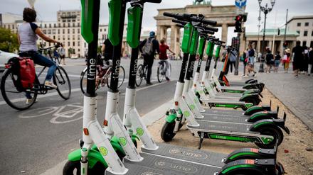 Bisher müssen sich E-Roller irgendwo einen Platz zum Parken suchen. Wenn es nach Lime geht, sollte es dafür bereitgestellte Flächen geben. 