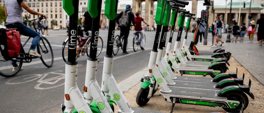 Bisher müssen sich E-Roller irgendwo einen Platz zum Parken suchen. Wenn es nach Lime geht, sollte es dafür bereitgestellte Flächen geben.