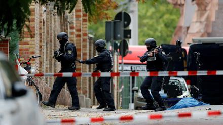 Polizisten am Tatort in Halle. 