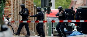 Polizisten am Tatort in Halle. 