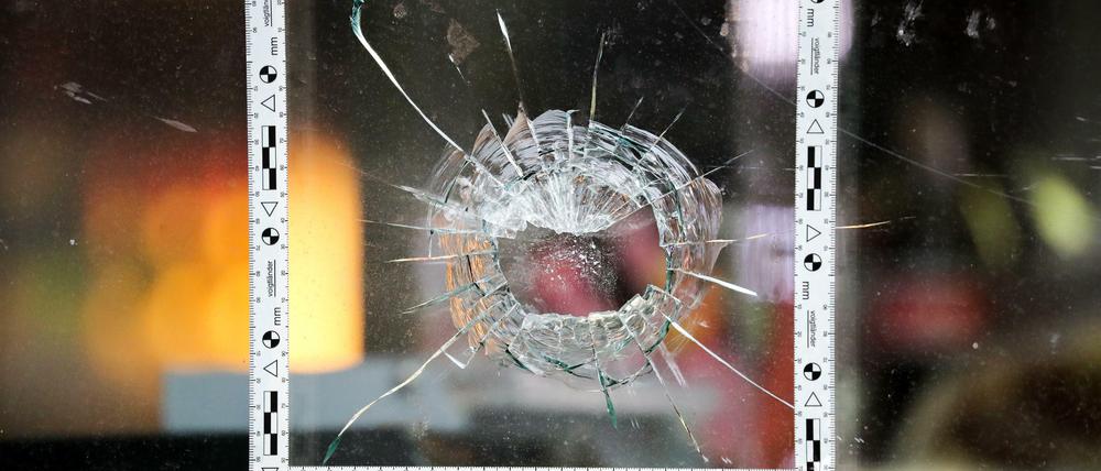 Horror von Halle. Ein Einschussloch am Döner-Imbiss, den Stephan B. attackierte.
