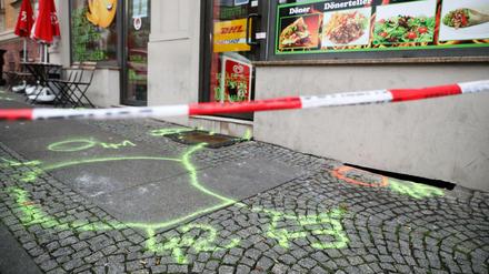 Markierungen der Polizei vor einem Dönerladen in Halle. 