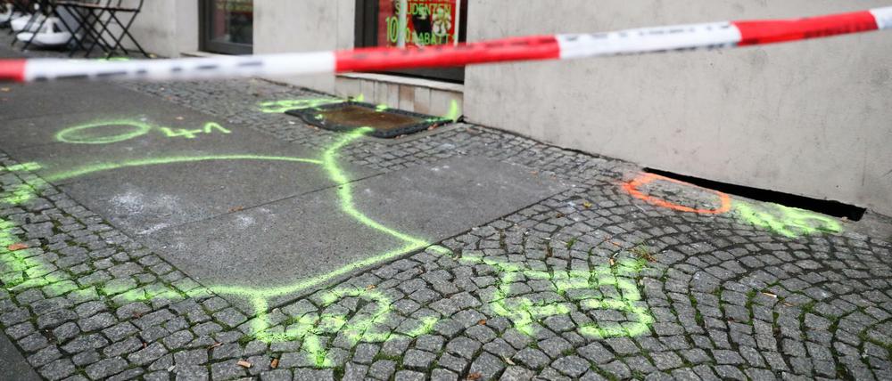 Markierungen der Polizei vor einem Dönerladen in Halle. 