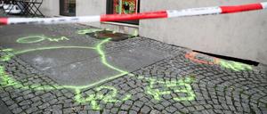 Markierungen der Polizei vor einem Dönerladen in Halle. 