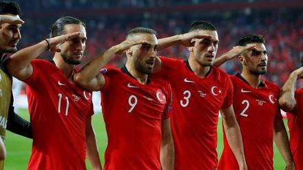 Der Gruß des Anstoßes. Dürfen Fußballer politische Meinungen auf dem Platz äußern? Die Uefa sagt ganz klar: Nein!