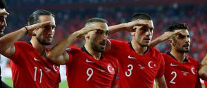 Der Gruß des Anstoßes. Dürfen Fußballer politische Meinungen auf dem Platz äußern? Die Uefa sagt ganz klar: Nein!